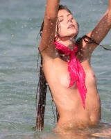 Skokoff - 50-frances-naked-in-the-sea-065